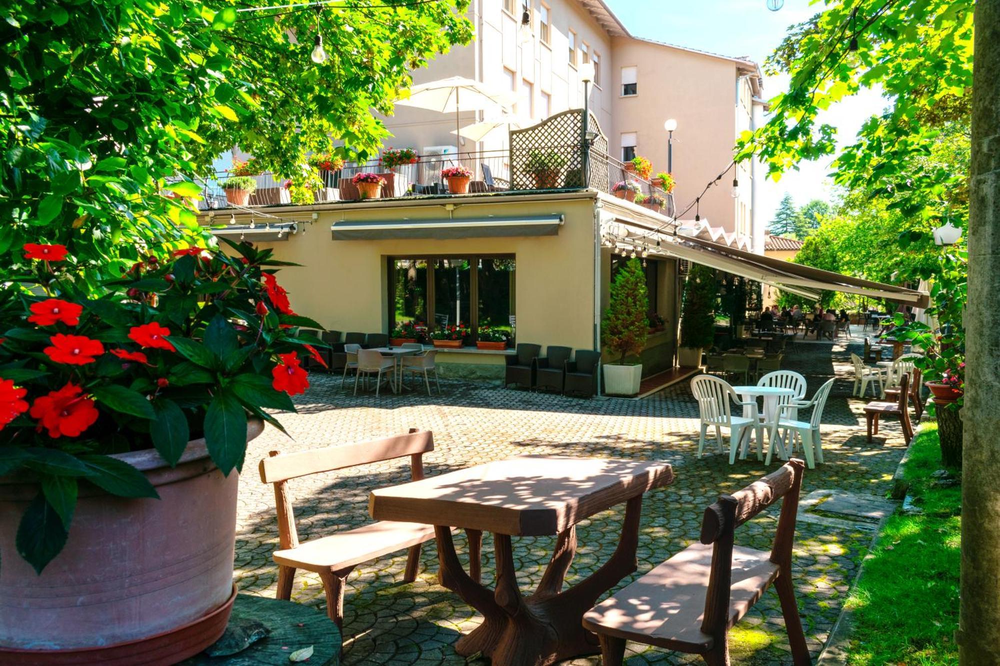 Hotel Falco D'Oro Tole Exteriér fotografie